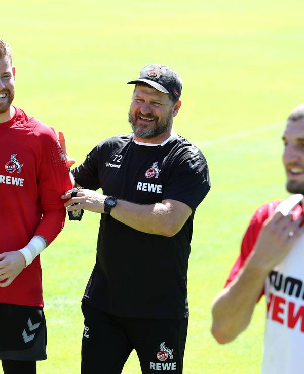 Steffen Baumgart scherzt mit Timo Horn.
