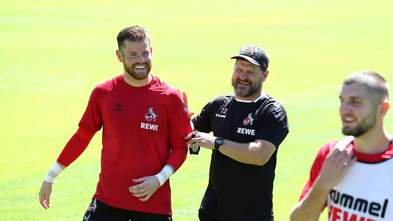 Steffen Baumgart scherzt mit Timo Horn.