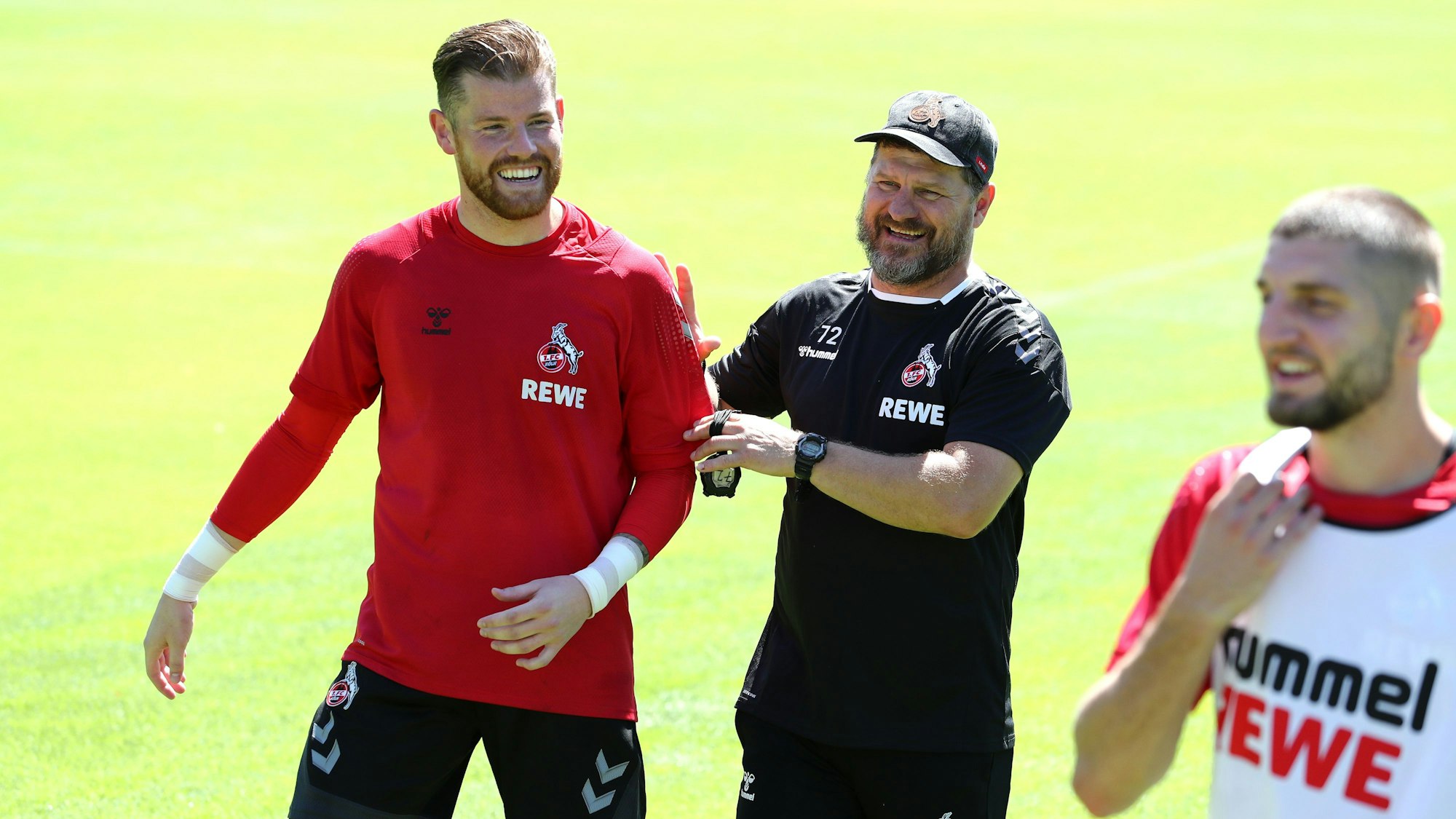 Steffen Baumgart scherzt mit Timo Horn.
