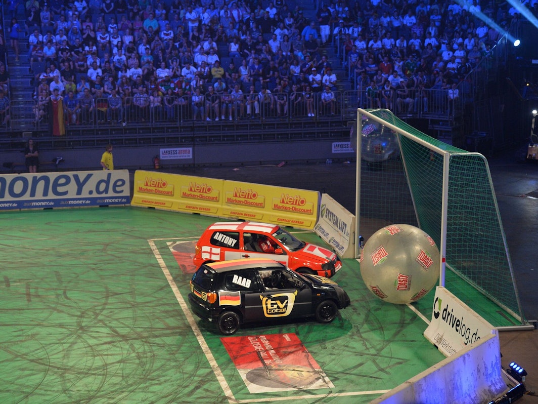 Die „TV total Autoball WM“ wurde am Freitagabend (16. Dezember 2022) live auf ProSieben ausgestrahlt.