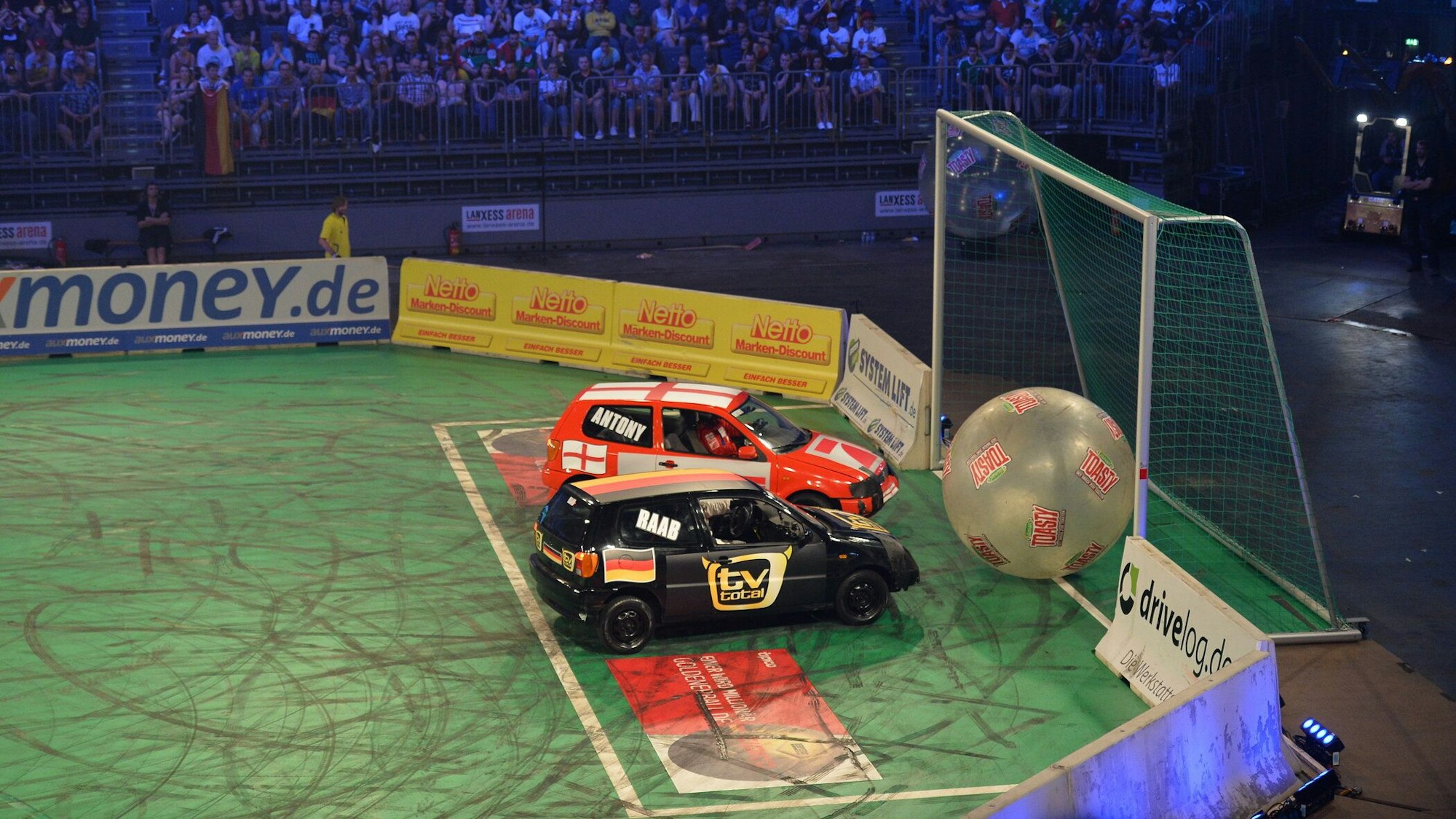 Die „TV total Autoball WM“ wurde am Freitagabend (16. Dezember 2022) live auf ProSieben ausgestrahlt.