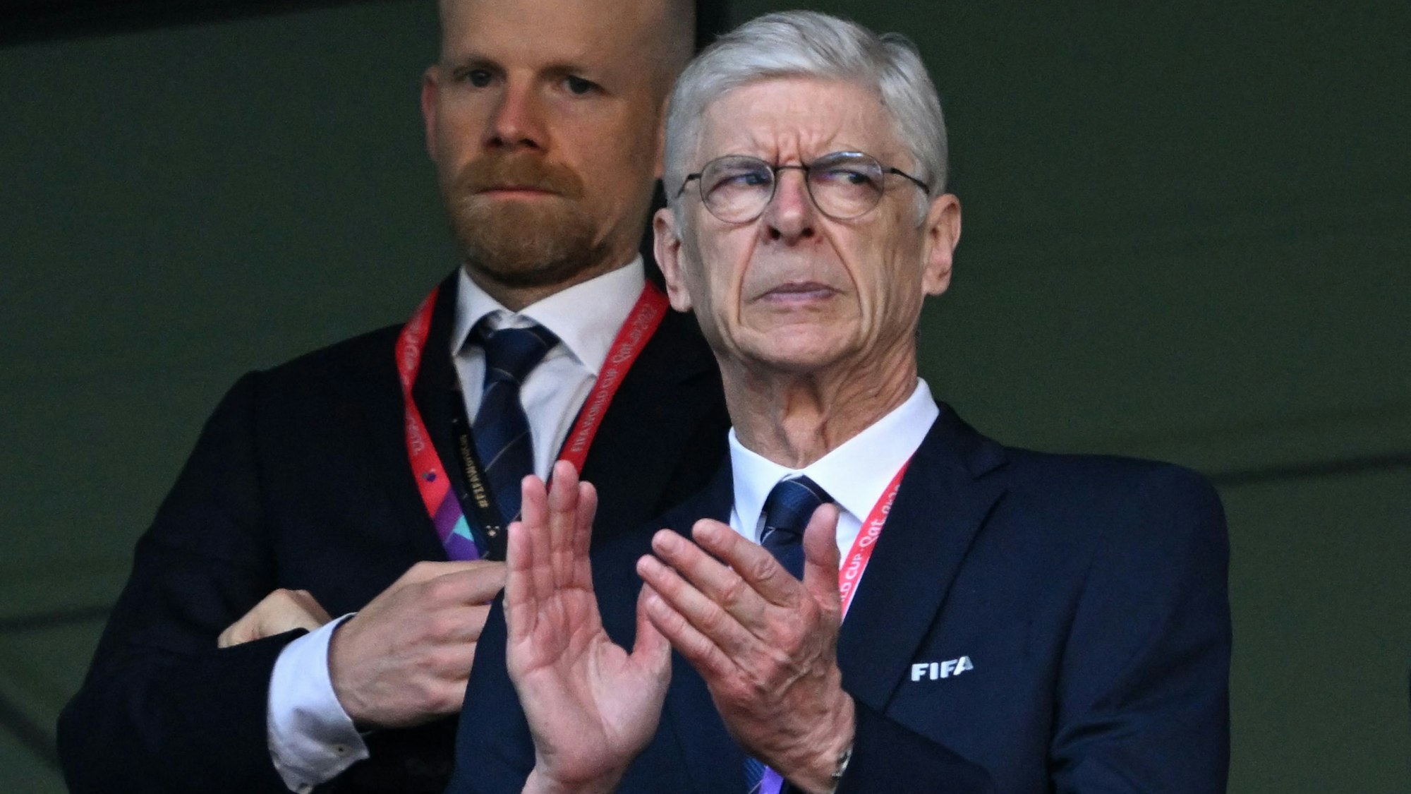 Arséne Wenger klatscht bei einem Spiel bei der WM 2022 auf der Tribüne