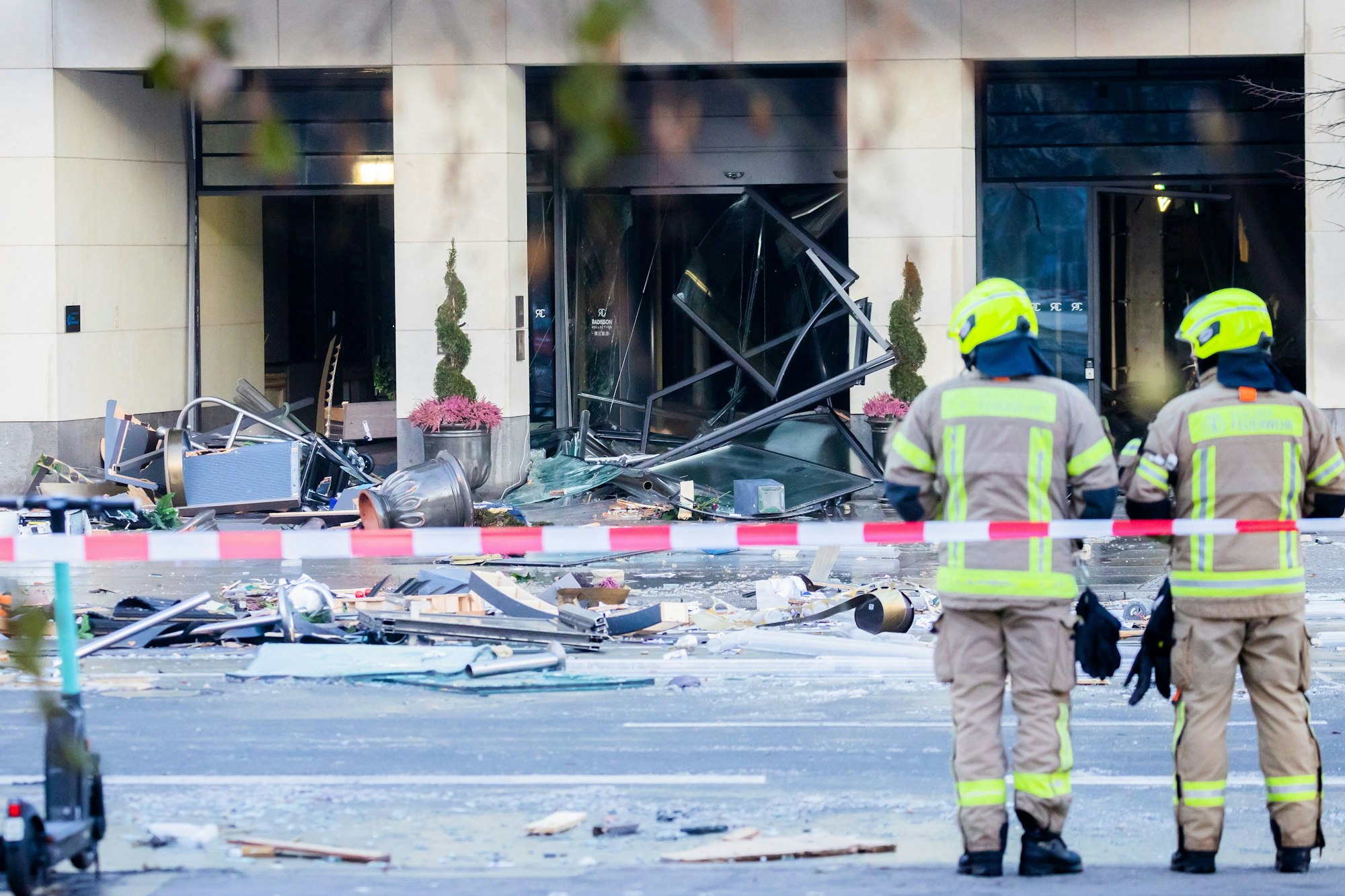 Trümmer liegen auf der Karl-Liebknecht-Straße vor einem Hotel. In dem Hotel war ein riesiges Aquarium leck geschlagen. Wasser strömte bis auf die Straße.