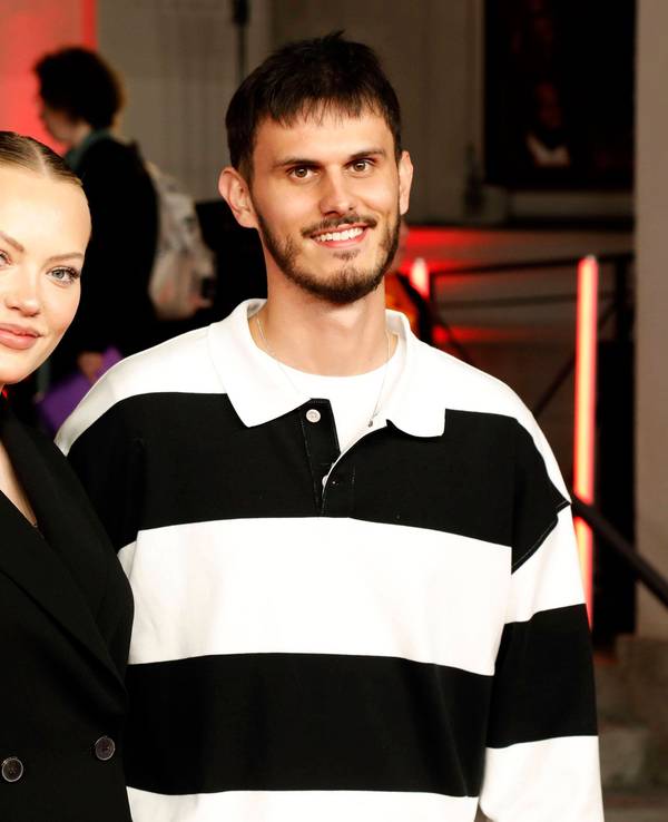 Cheyenne Ochsenknecht und Nino Sifkovits bei der Premiere des Kinofilms „The Magic Flute - Das Vermächtnis der Zauberflöte“ am 7. November 2022 in München.