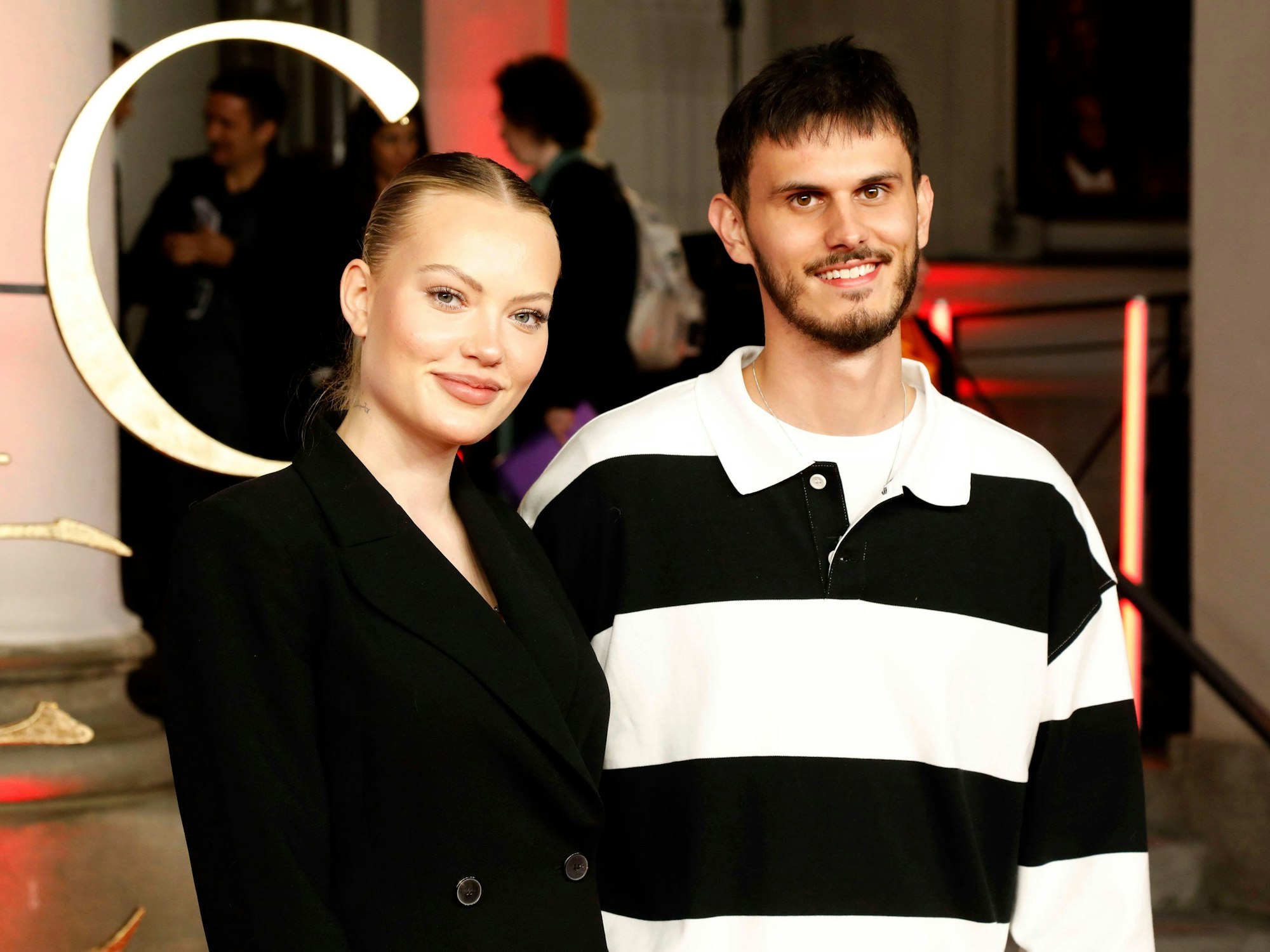 Cheyenne Ochsenknecht und Nino Sifkovits bei der Premiere des Kinofilms „The Magic Flute - Das Vermächtnis der Zauberflöte“ am 7. November 2022 in München.