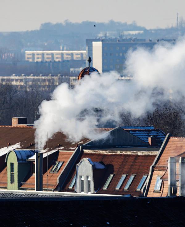 Während eines klirrend kalten Tages mit Minusgraden am 15. Dezember in Halle steigt Rauch aus den Schornsteinen in der Innenstadt auf. Die Bundesnetzagentur mahnt, den Verbrauch deutlich zu drosseln, um das Sparziel von 20 Prozent zu erreichen.