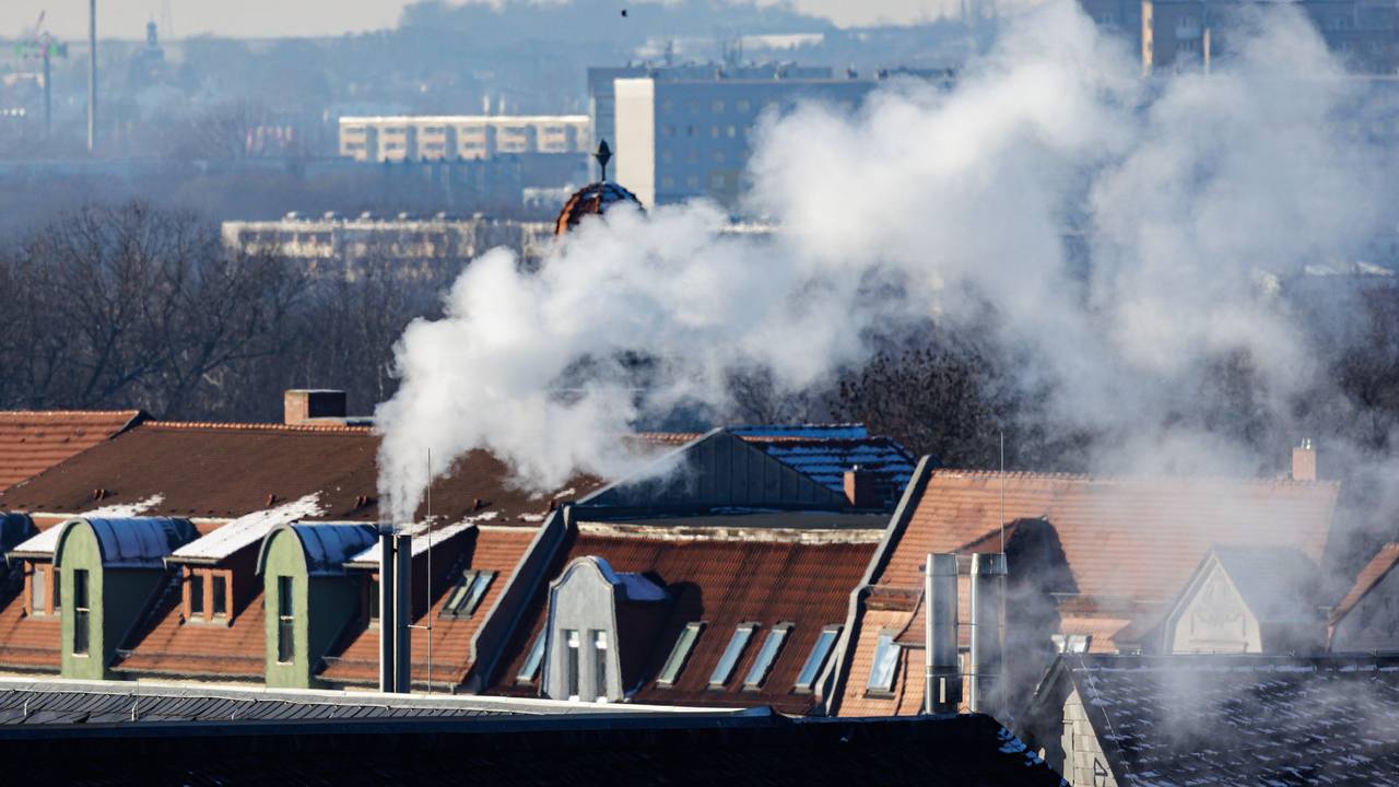Während eines klirrend kalten Tages mit Minusgraden am 15. Dezember in Halle steigt Rauch aus den Schornsteinen in der Innenstadt auf. Die Bundesnetzagentur mahnt, den Verbrauch deutlich zu drosseln, um das Sparziel von 20 Prozent zu erreichen.