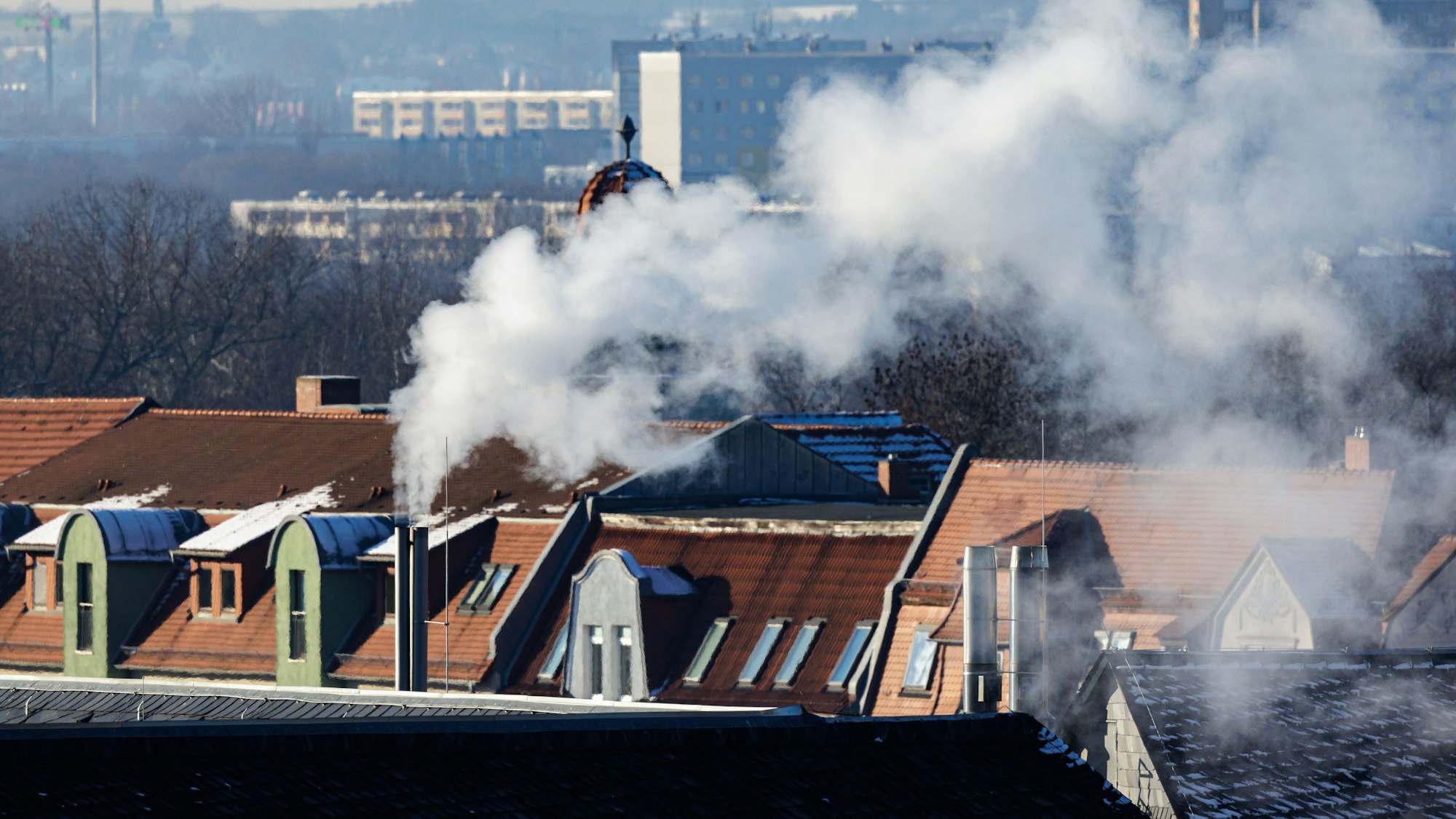 Während eines klirrend kalten Tages mit Minusgraden am 15. Dezember in Halle steigt Rauch aus den Schornsteinen in der Innenstadt auf. Die Bundesnetzagentur mahnt, den Verbrauch deutlich zu drosseln, um das Sparziel von 20 Prozent zu erreichen.