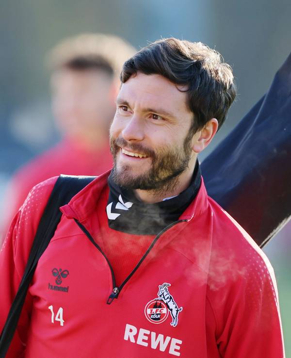 Jonas Hector lacht beim Training des 1. FC Köln.