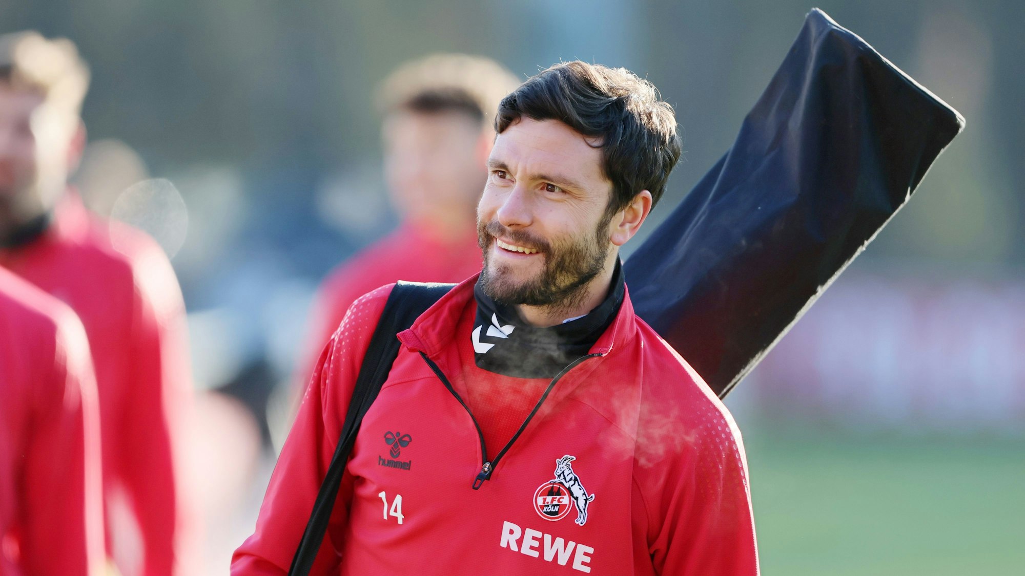 Jonas Hector lacht beim Training des 1. FC Köln.
