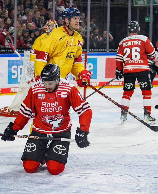 Nick Baptiste rutscht auf den Knien.
