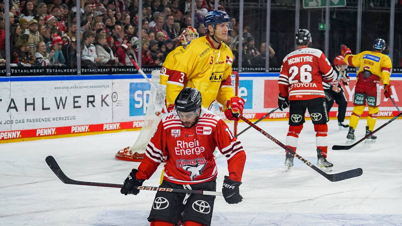 Nick Baptiste rutscht auf den Knien.