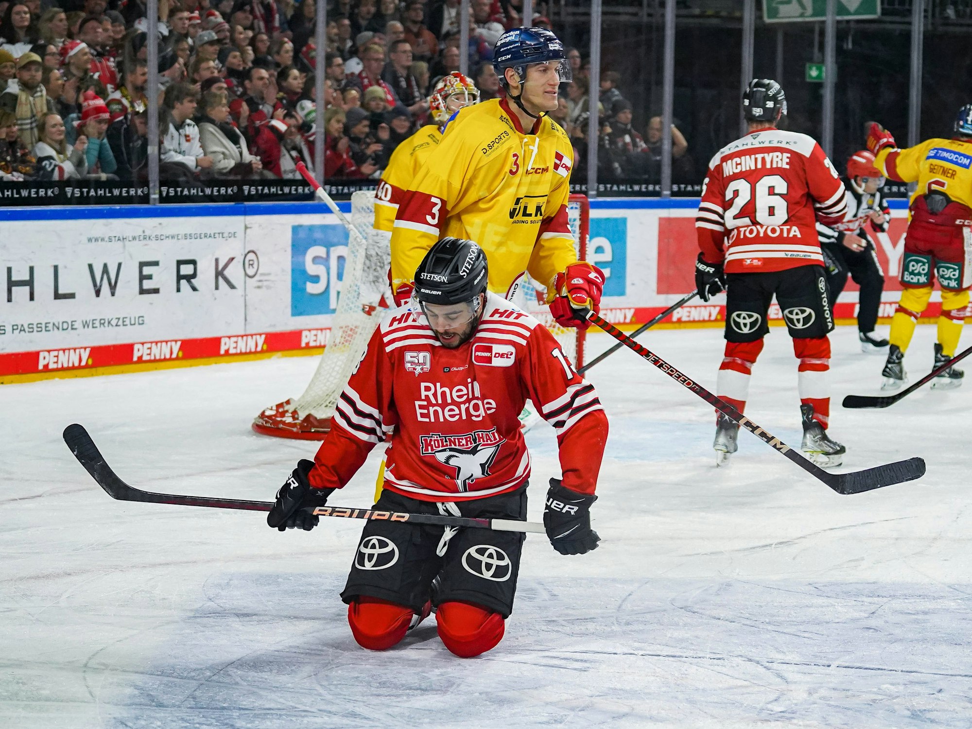Nick Baptiste rutscht auf den Knien.