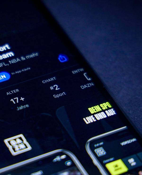 Die Illustration zeigt ein Smartphone mit der DAZN-App.