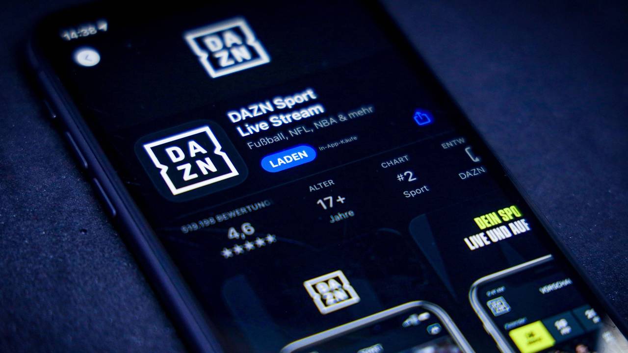 Die Illustration zeigt ein Smartphone mit der DAZN-App.