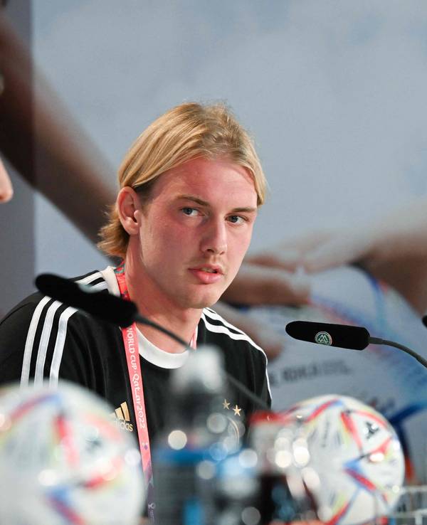 Julian Brandt und Kai Havertz auf einer DFB-Pressekonferenz.