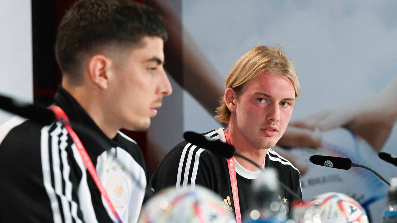 Julian Brandt und Kai Havertz auf einer DFB-Pressekonferenz.