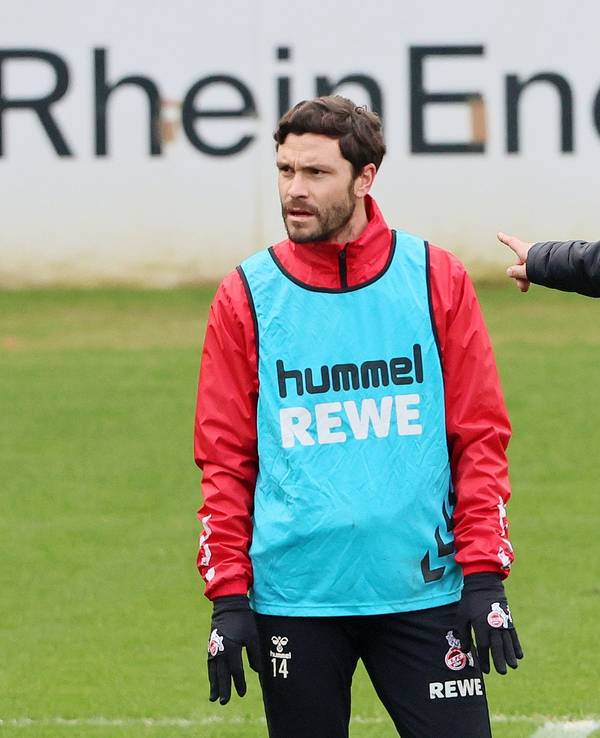 Steffen Baumgart gibt beim Training des 1. FC Köln Anweisungen an Jonas Hector & Co.