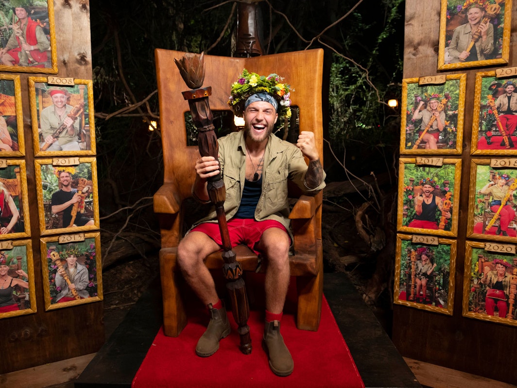 In diesem vom Fernsehsender RTL zur Verfügung gestellten Bild sitzt der neue "Dschungelkönig" Filip Pavlovic auf seinem Thron.