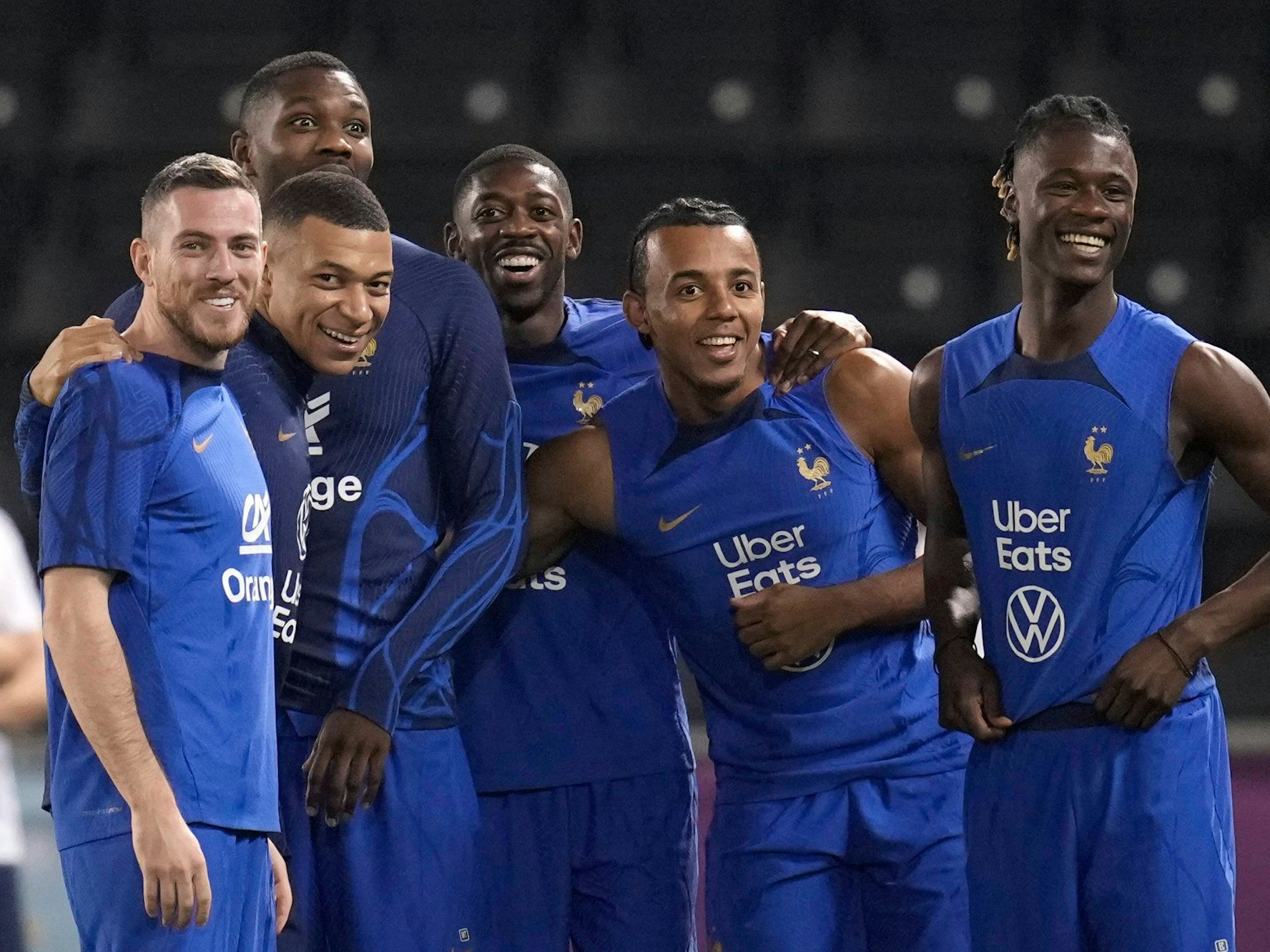 Die Spieler der französischen Nationalmannschaft haben vor dem Finale der WM in Katar 2022 gegen Argentinien gute Laune im Training.