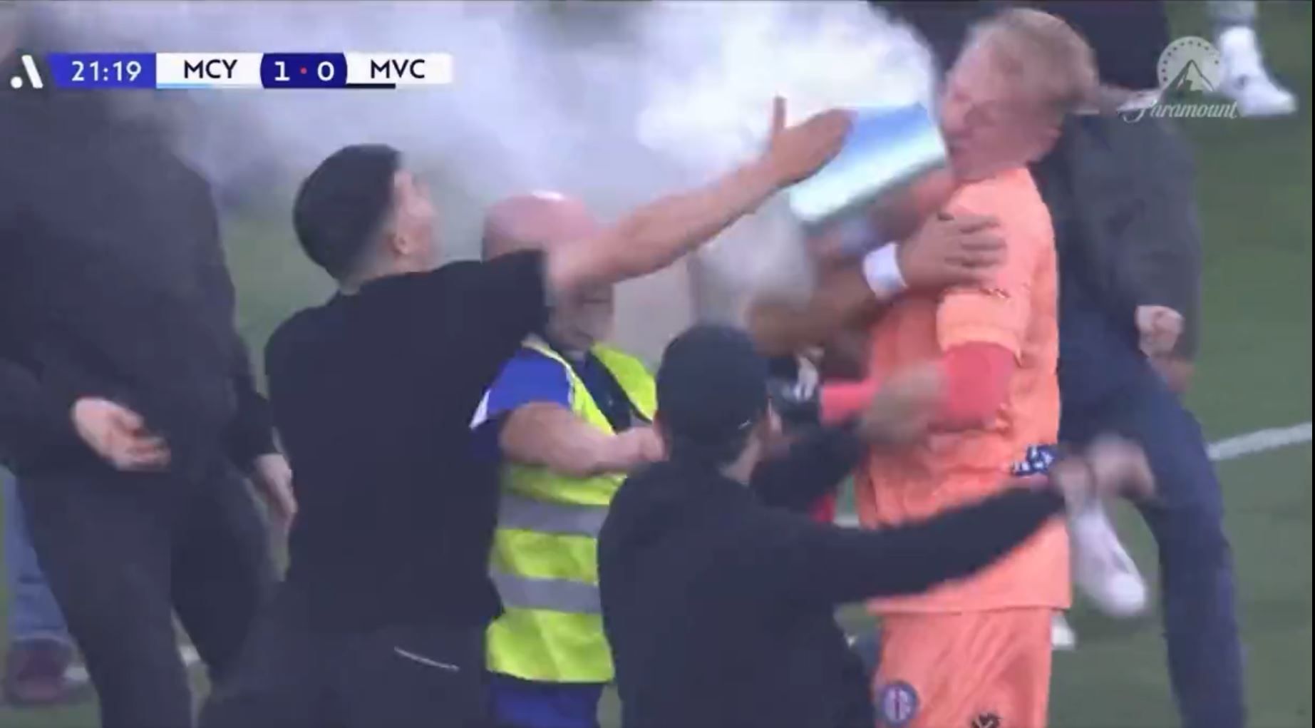 Eskalation im Melbourne-Derby: Torwart Tom Glover wird von einem Metall-Eimer im Gesicht getroffen.