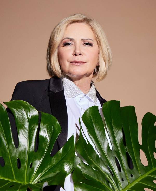 Claudia Effenberg blickt bei einem Shooting für RTL in die Kamera.