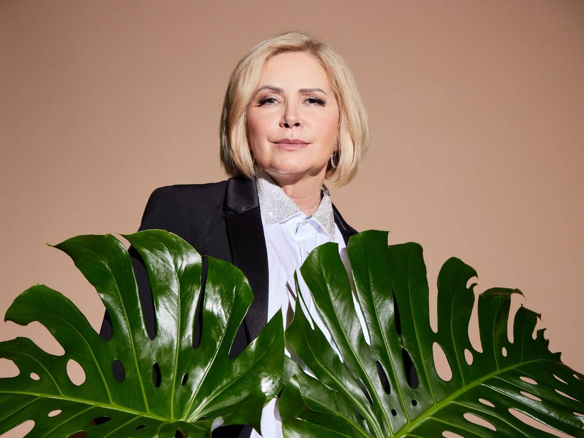 Claudia Effenberg blickt bei einem Shooting für RTL in die Kamera.