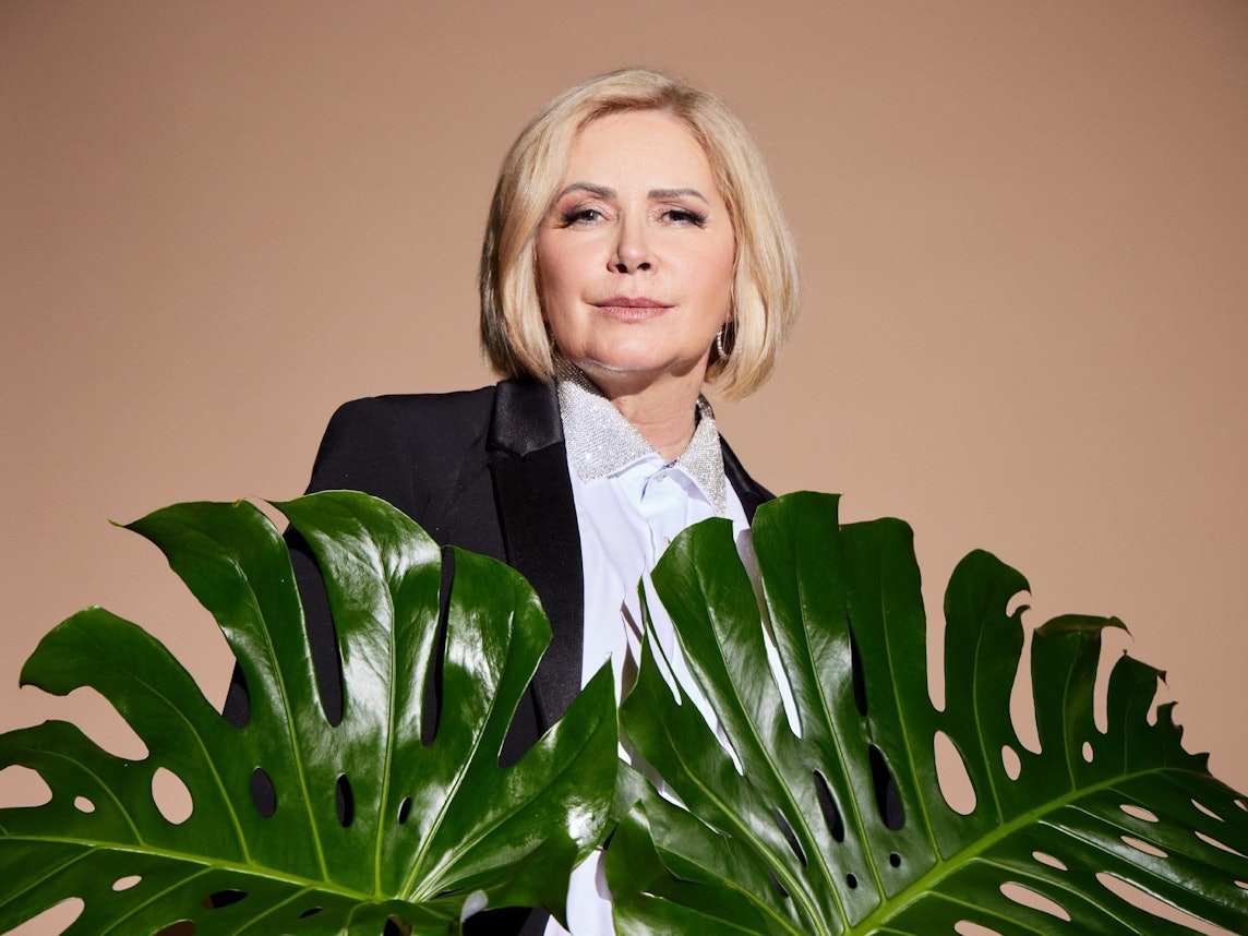 Claudia Effenberg blickt bei einem Shooting für RTL in die Kamera.