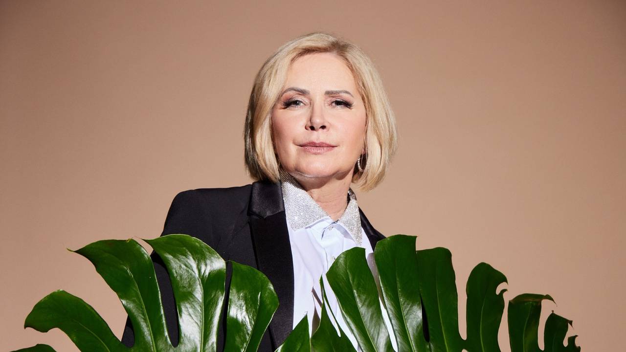 Claudia Effenberg blickt bei einem Shooting für RTL in die Kamera.