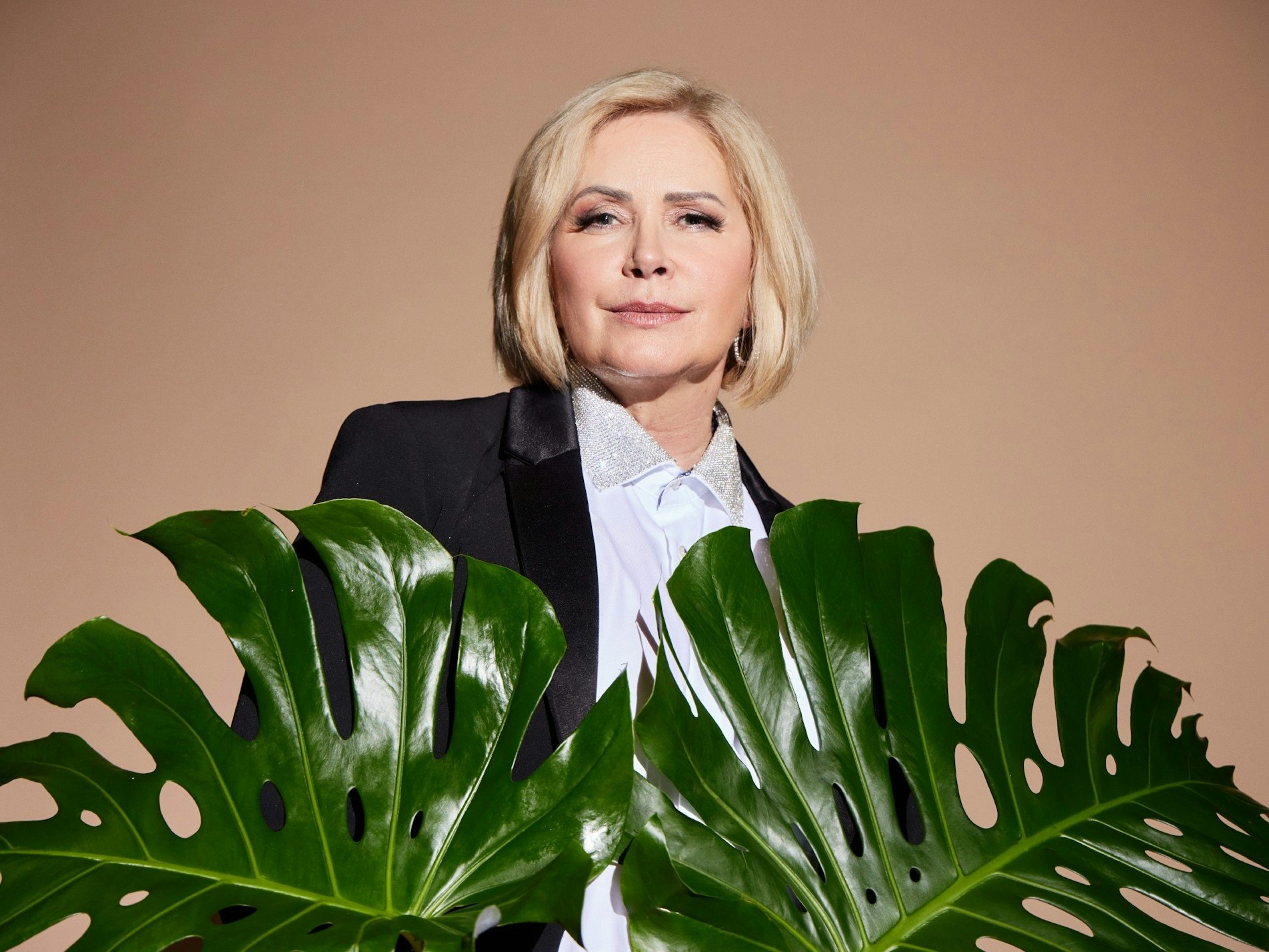 Claudia Effenberg blickt bei einem Shooting für RTL in die Kamera.