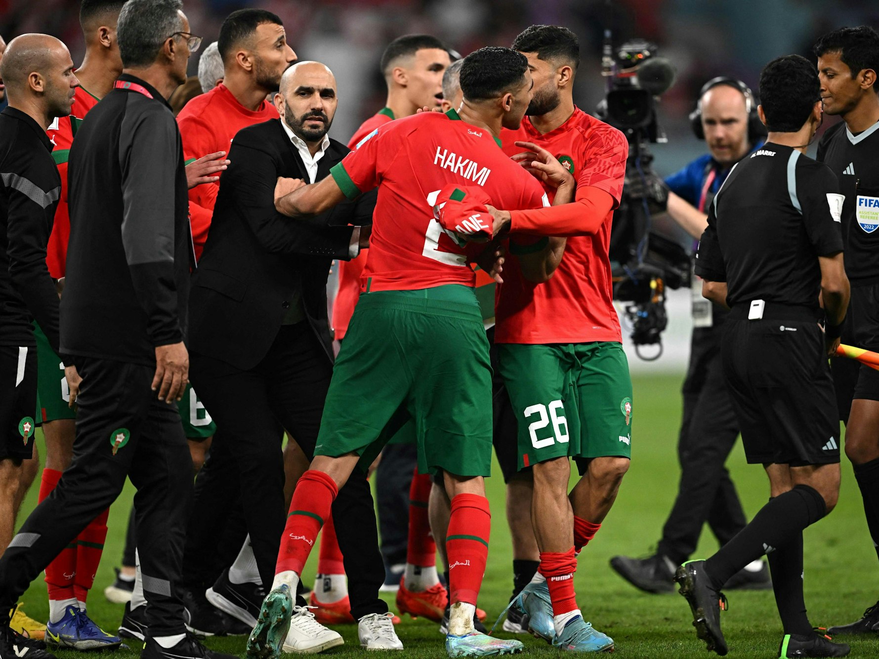 Achraf Hakimi stürmt nach dem WM-Spiel gegen Kroatien auf die Schiedsrichter zu.