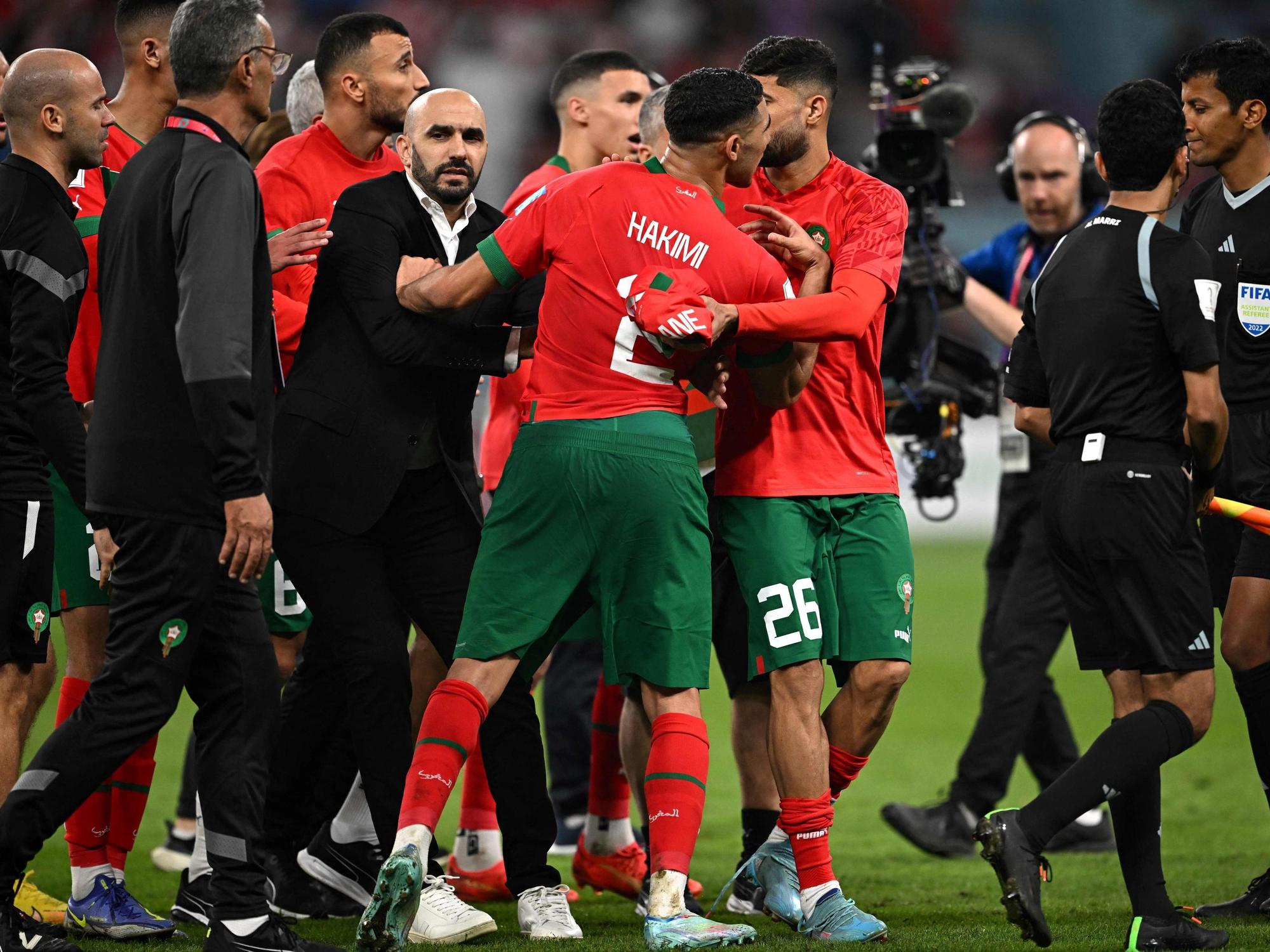 Achraf Hakimi stürmt nach dem WM-Spiel gegen Kroatien auf die Schiedsrichter zu.