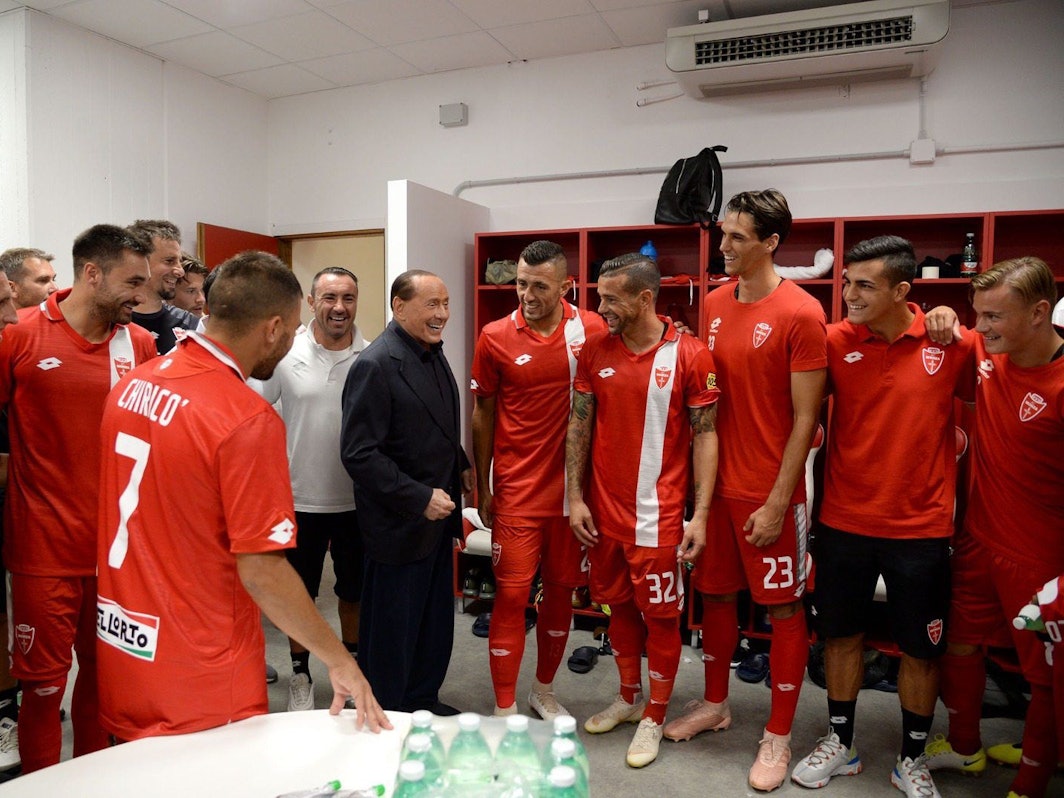 Silvio Berlusconi steht im September 2020 mit den Spielern und dem Trainer des AC Monza in der Umkleidekabine.