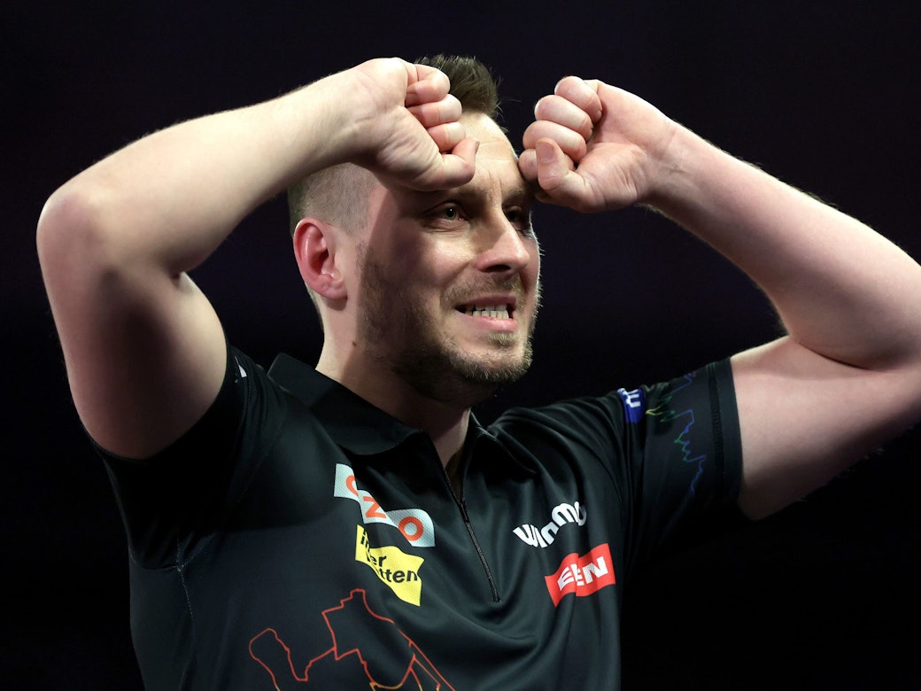 Florian Hempel jubelt bei der Darts-WM 2022.