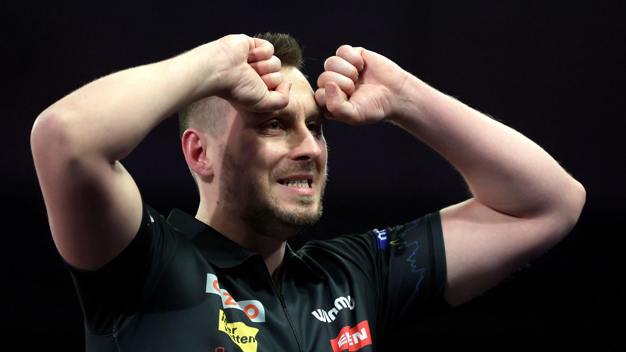 Florian Hempel jubelt bei der Darts-WM 2022.