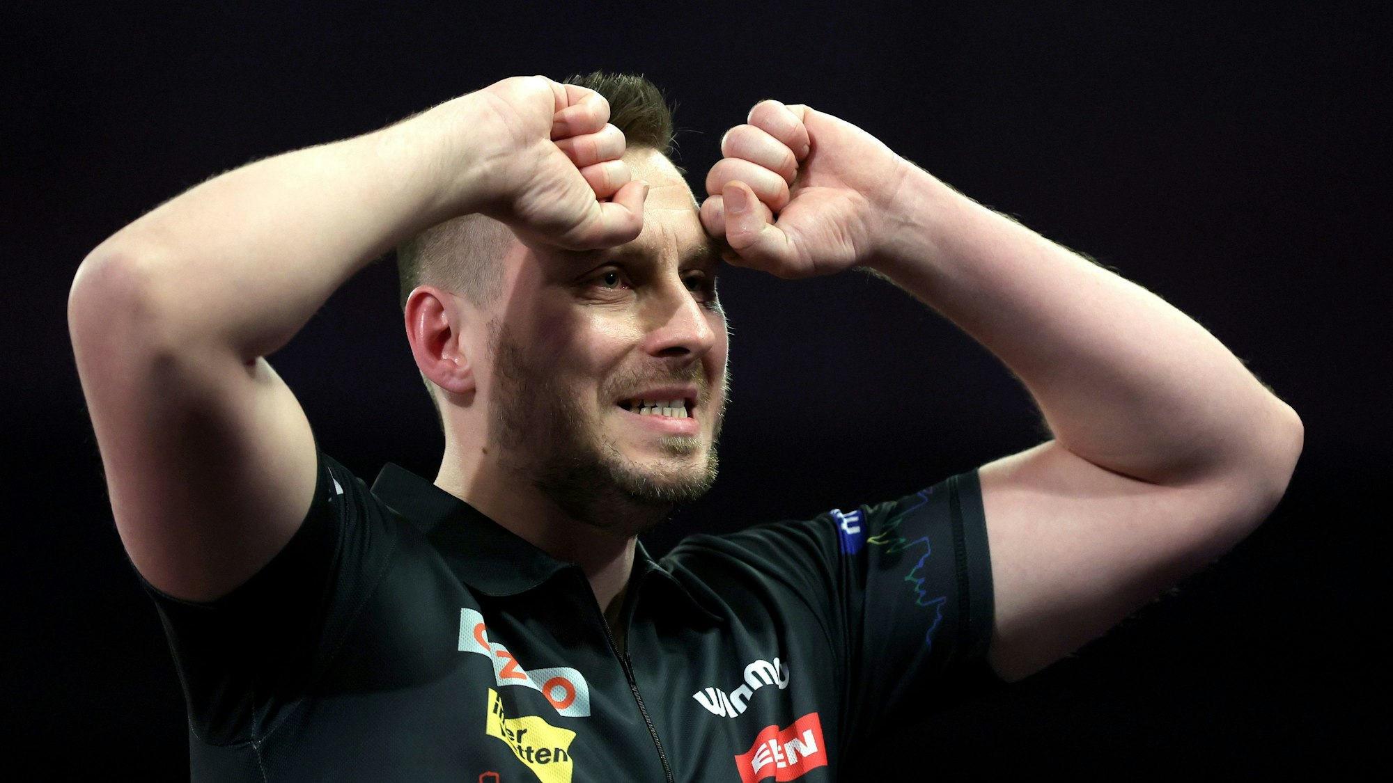 Florian Hempel jubelt bei der Darts-WM 2022.