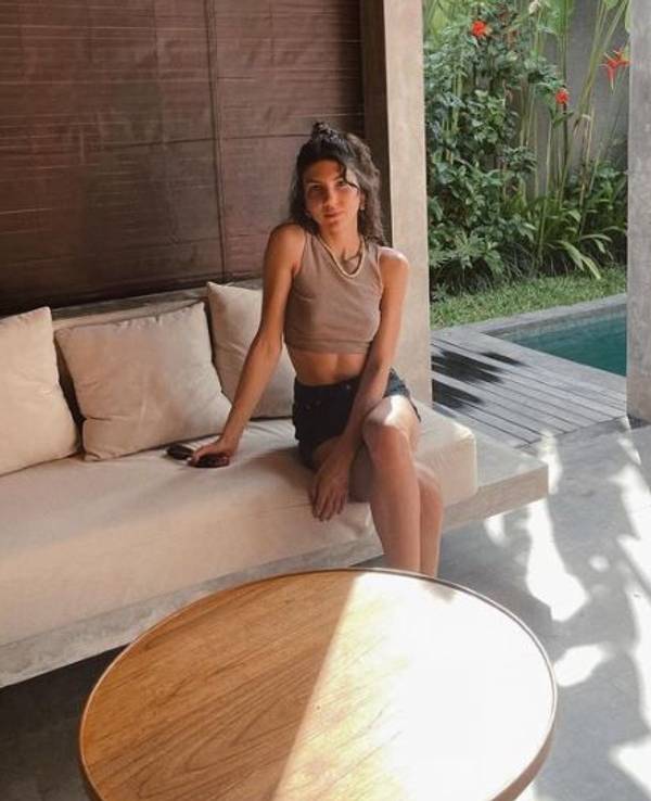 Amira Tröger strahlt auf einem Foto vom 4. November 2022 aus dem Bali-Urlaub.