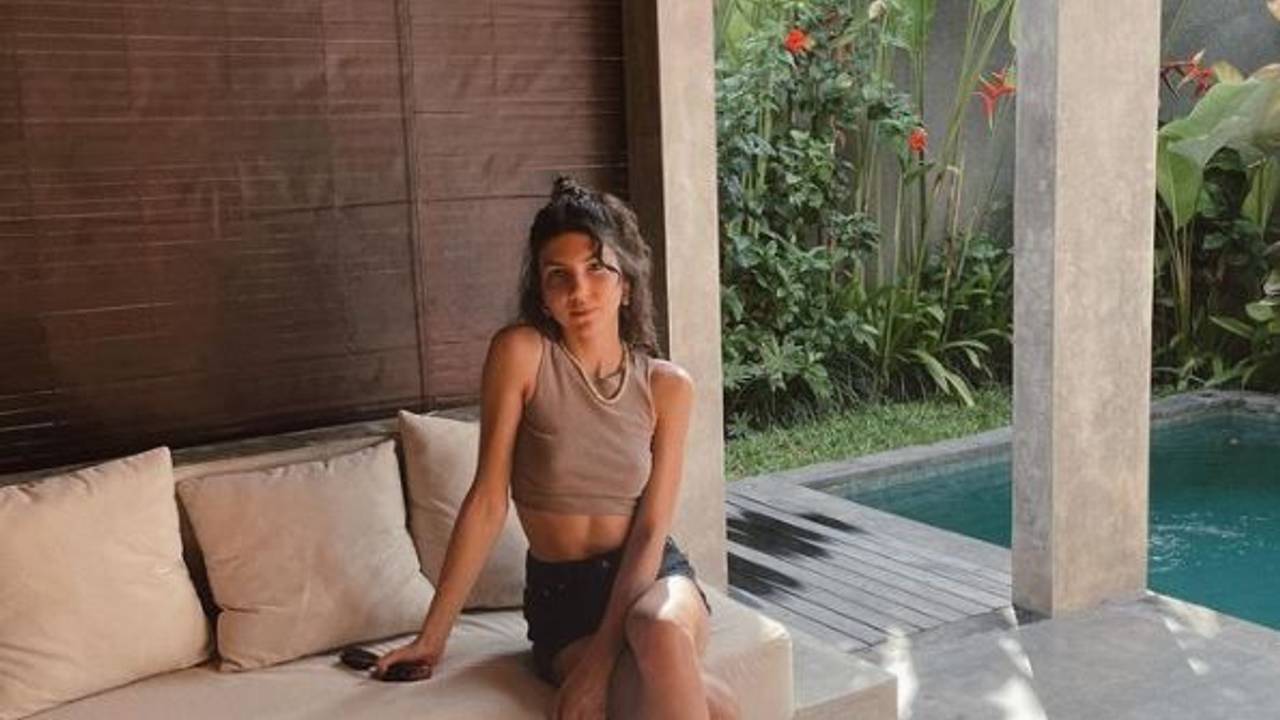 Amira Tröger strahlt auf einem Foto vom 4. November 2022 aus dem Bali-Urlaub.