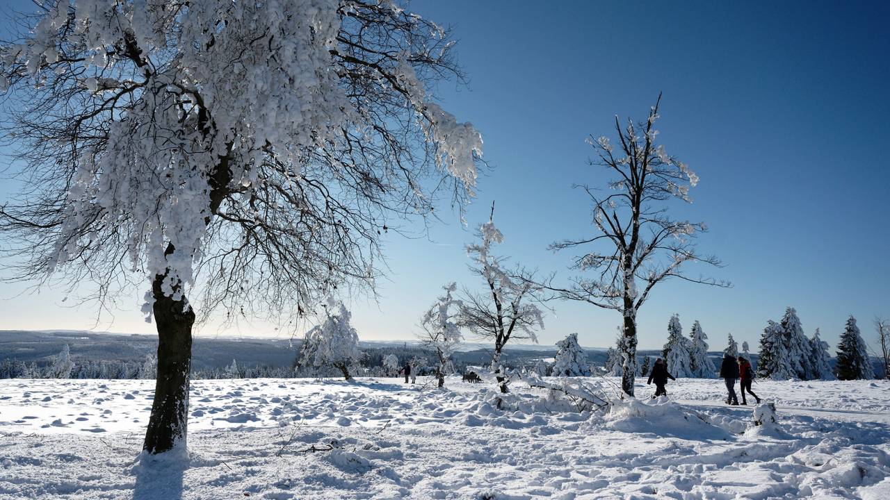 Spaziergänger genießen auf dem Kahlen Asten bei WInterberg das Sonnige Winterwetter.