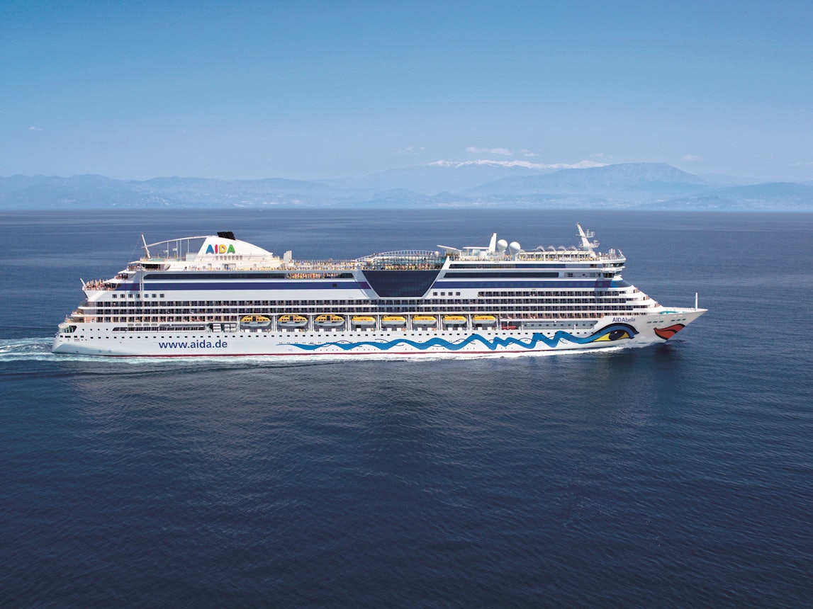Die „Aida Bella“ fährt über den Ozean.