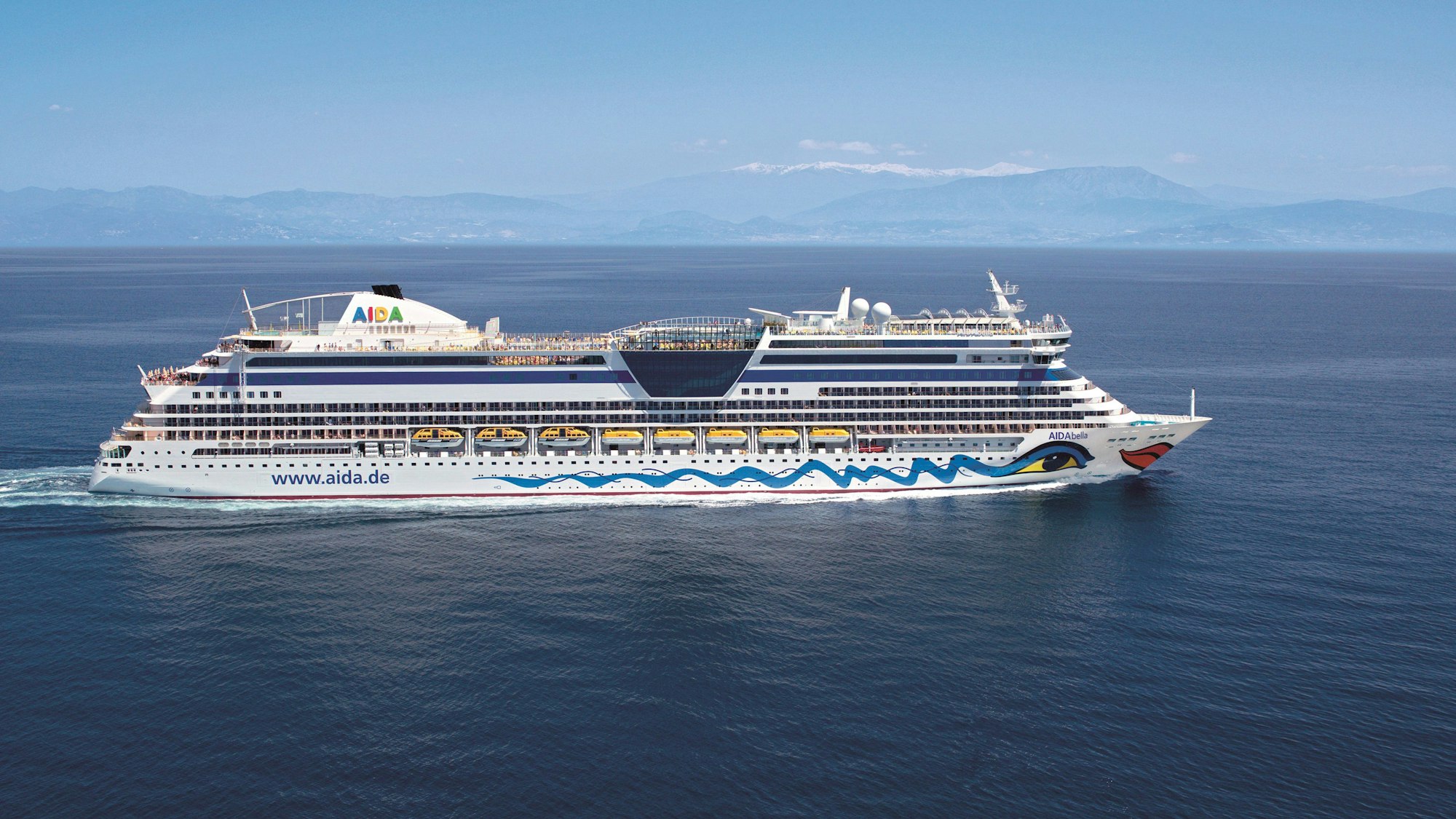 Die „Aida Bella“ fährt über den Ozean.
