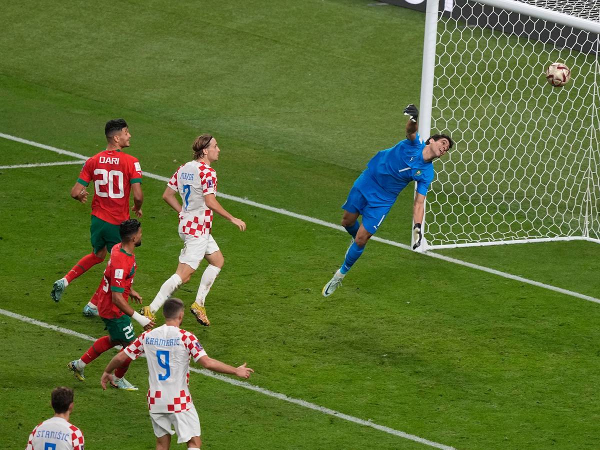 Fußball-WM in Katar 2022: Marokkos Yassine Bounou kassiert gegen Kroatien das 1:2 im Spiel um Platz drei.