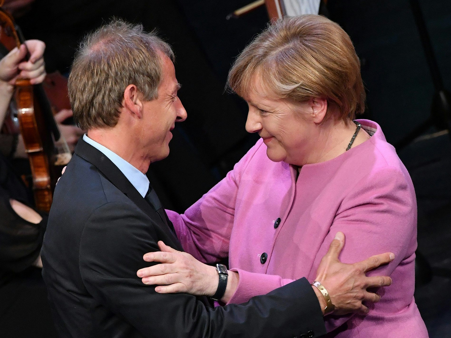 Jürgen Klinsmann und Angela Merkel umarmen sich herzlich.
