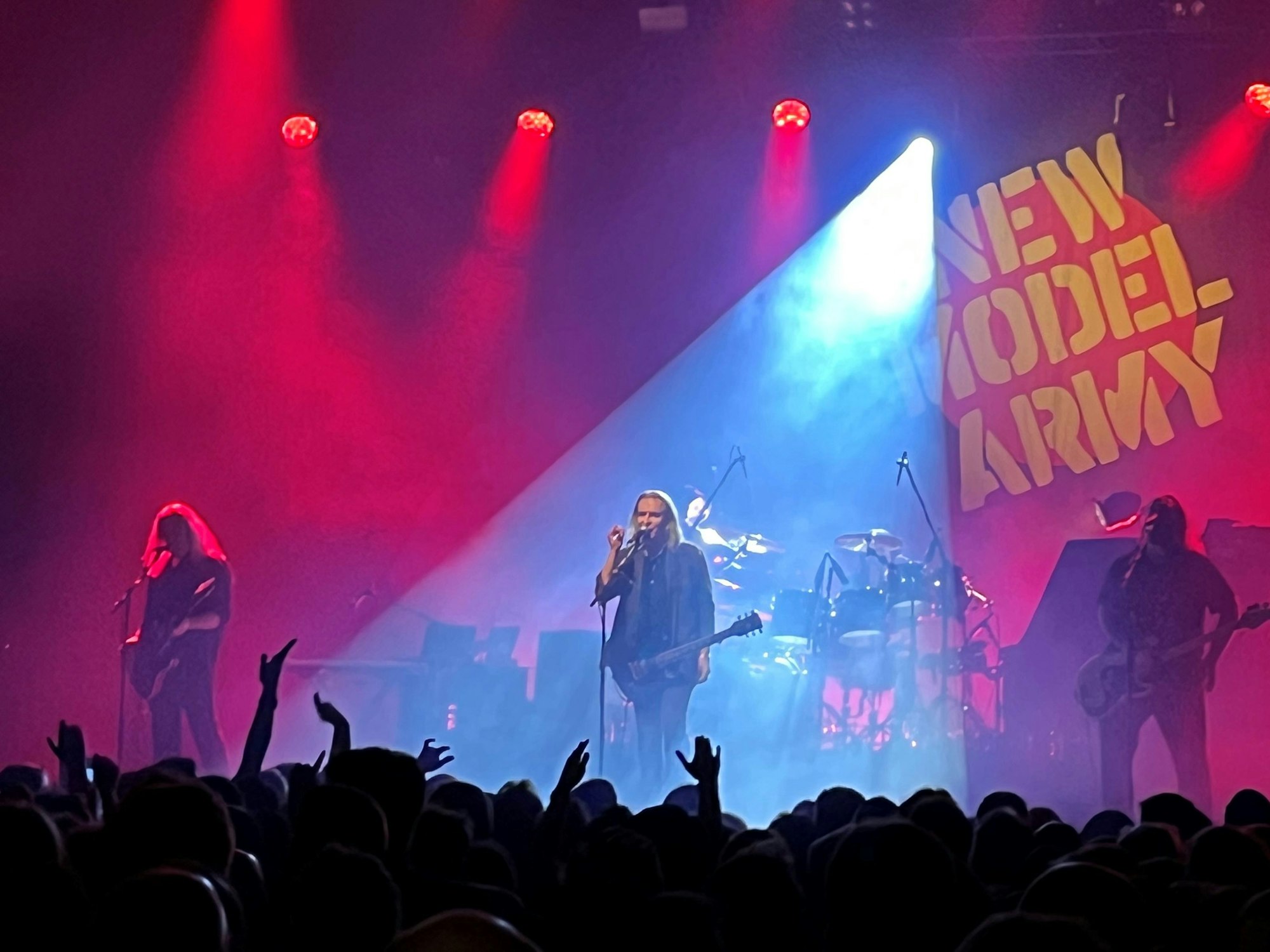 Justin Sullivan singt als Frontmann von New Model Army auf der Bühne in Köln