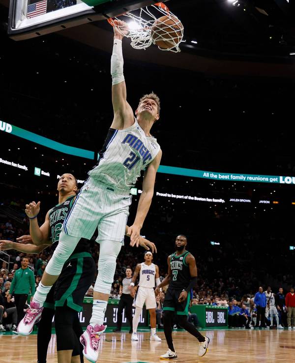Moritz Wagner von der Orlando Magic macht einen Dunk gegen die Boston Celtics.