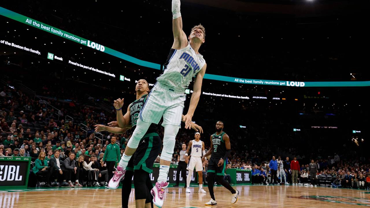 Moritz Wagner von der Orlando Magic macht einen Dunk gegen die Boston Celtics.