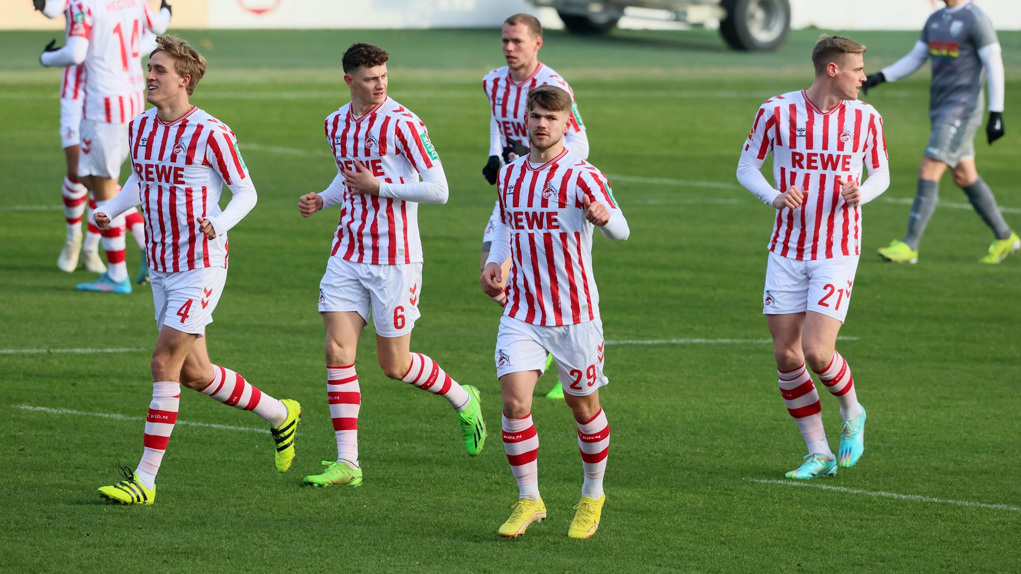 Jan Thielmann und die Spieler des 1. FC Köln jubeln im Trainingsspiel gegen Germania Reusrath.