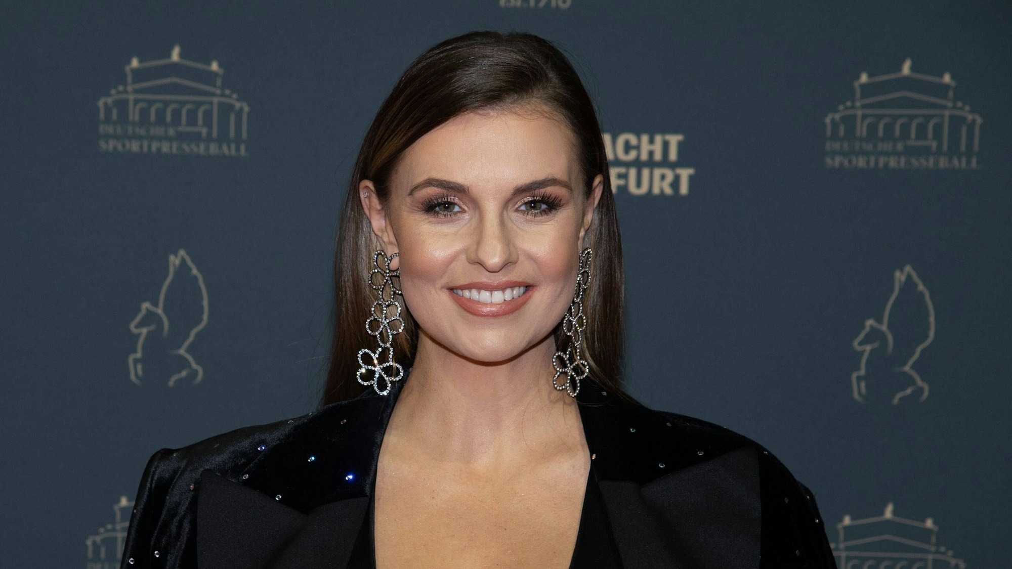 Laura Wontorra steht beim Sportpresseball in Frankfurt auf dem roten Teppich.