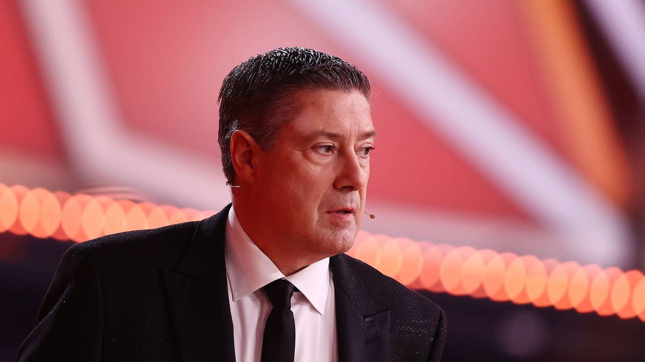 Joachim Llambi steht im Anzug auf der Bühne und schaut zur Seite.