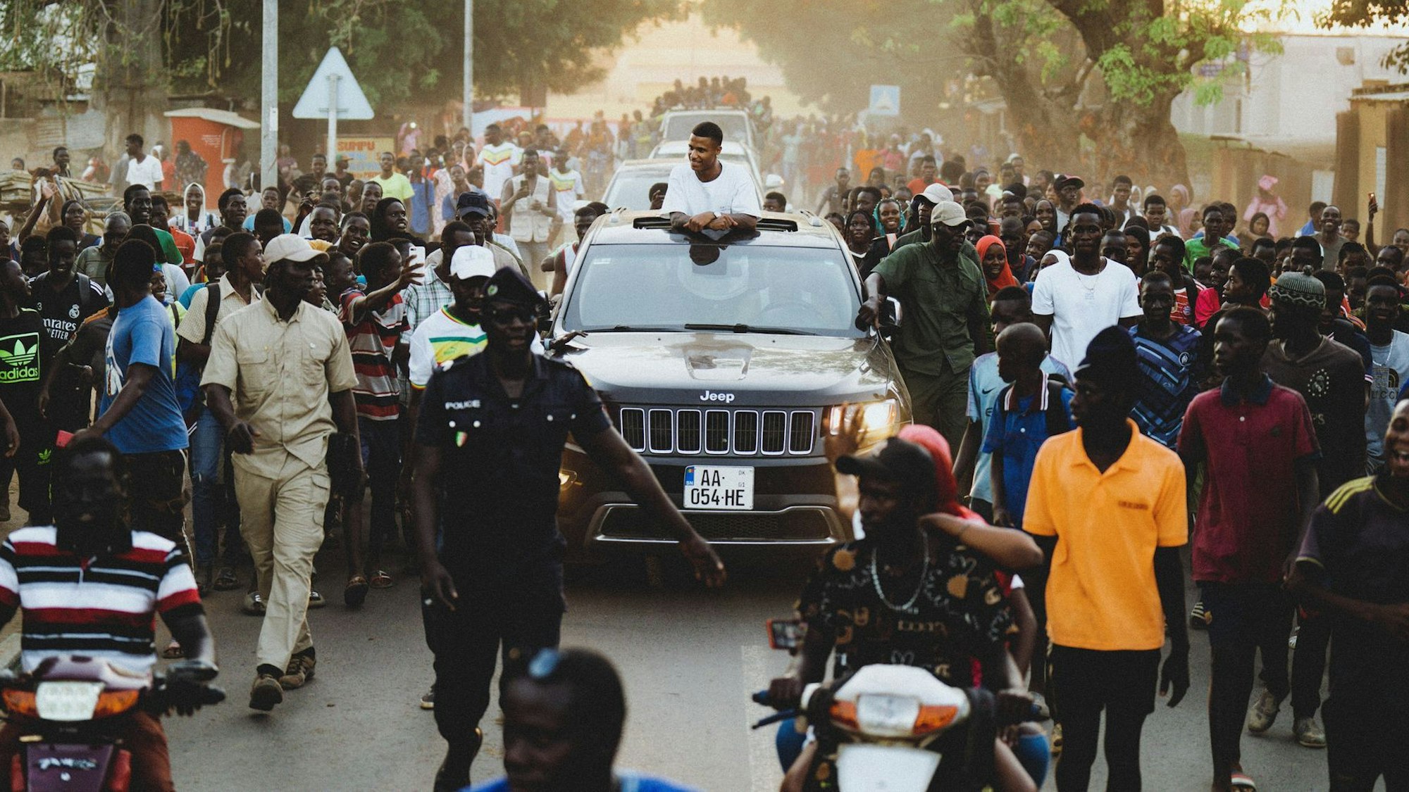 Ismail Jakobs wird nach seiner Rückkehr von der WM im Senegal von zahlreichen Fans am 11. Dezember 2022 empfangen.